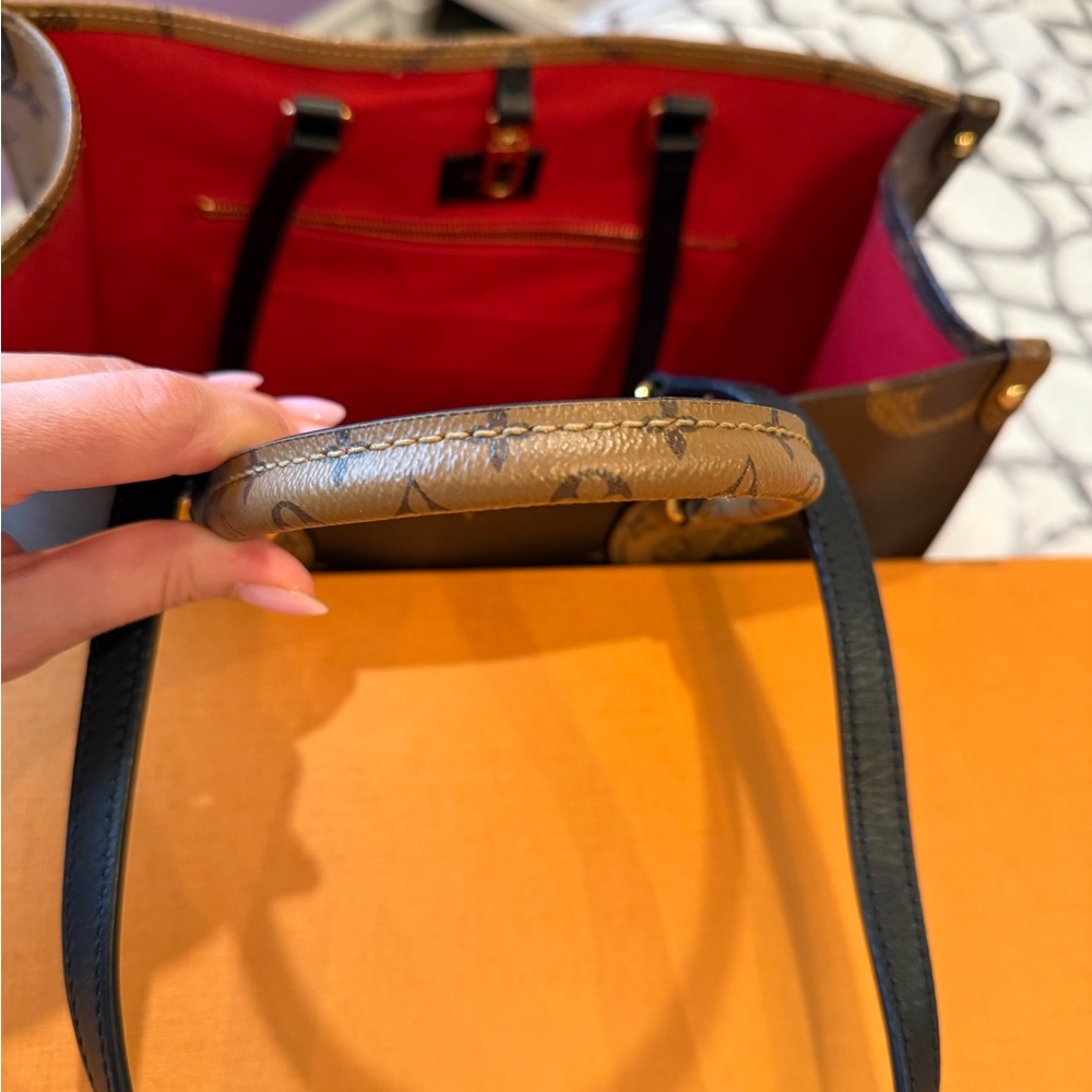 Louis Vuitton On The Go MM Tote - Picture 14 of 17